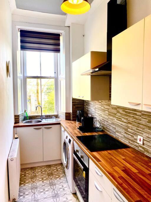 Anchored Homely In Historic Centre Apartment Paisley
